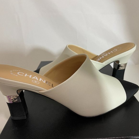 CHANEL BNWB 20P WHITE LEATHER MULES W/BLACK GROSGR - Picture 2 of 7